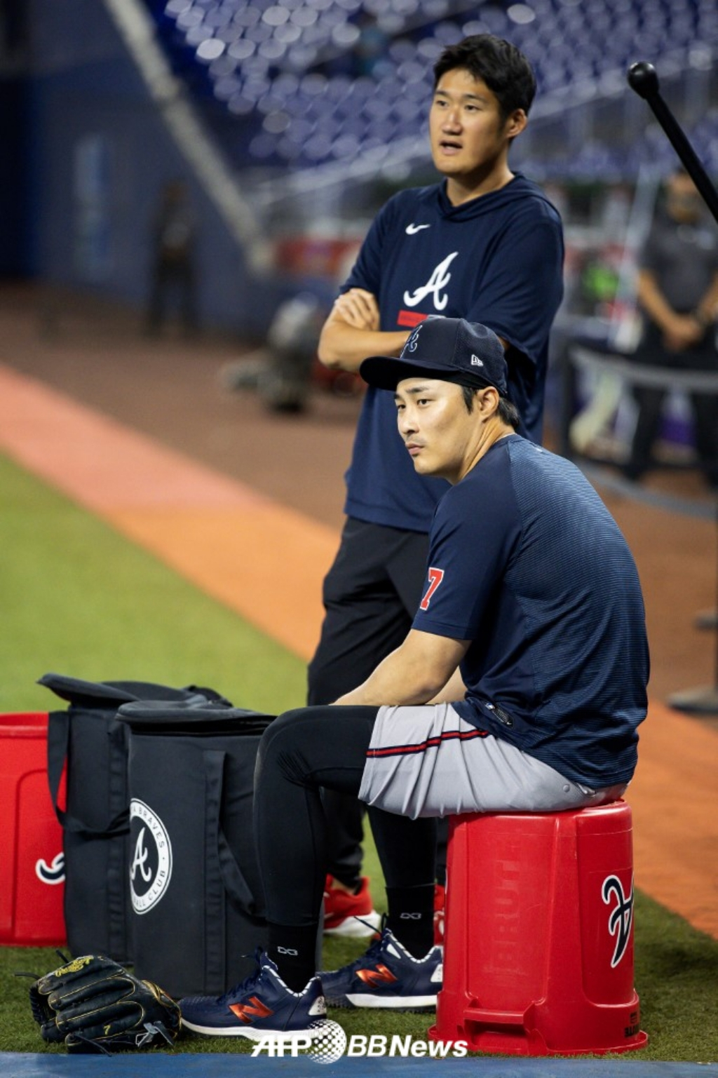 Kim Ha-seong de los Atlanta Braves (abajo). /AFPBBNews=NEWS1