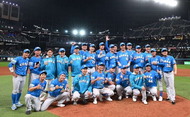 El equipo de leyendas de Corea posó para una fotografía conmemorativa tras su victoria en el 'Korea-Japan Dream Players Game 2025', celebrado el mes pasado de noviembre en el Escon Field de Hokkaido, Japón. /foto=Agencia de Fotografía Conjunta