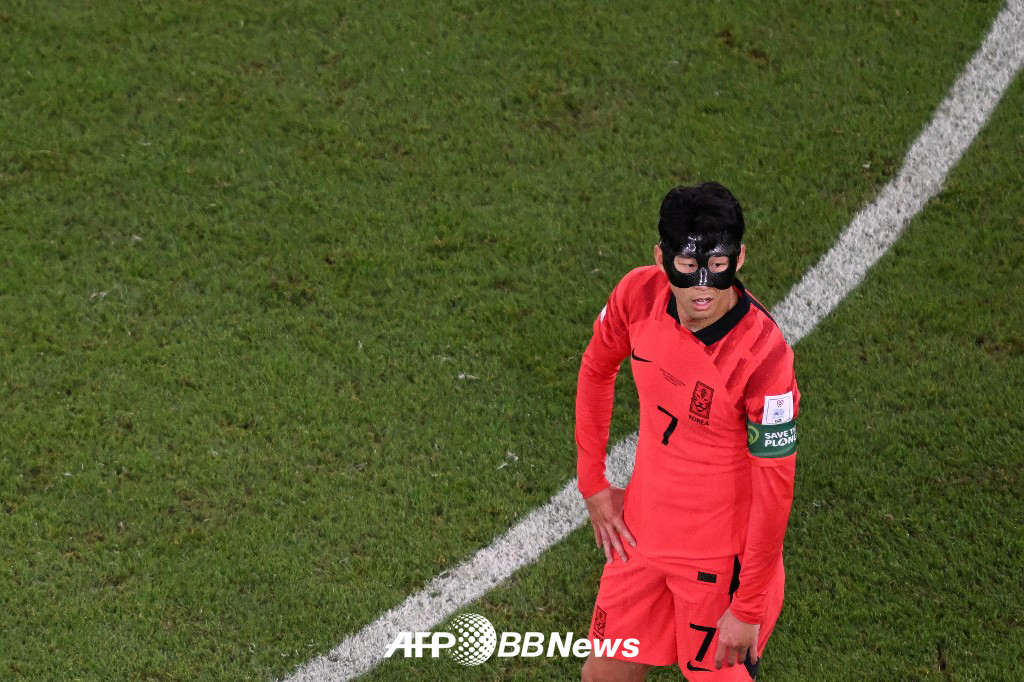 Son Heung Min đã đeo mặt nạ bảo vệ khuôn mặt tại FIFA World Cup Qatar 2022. /AFPBBNews = Tin tức 1