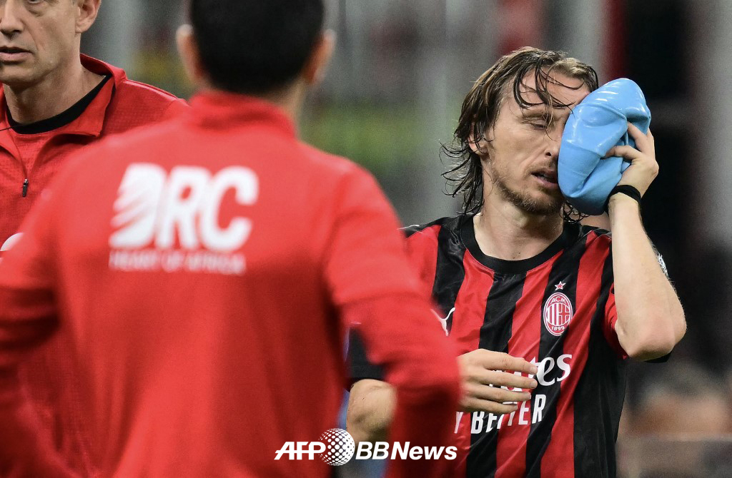 Luca Modric, người đang tắm hơi sau khi kết thúc trận đấu sau khi bị đánh vào gò má trái trong tình huống cạnh tranh bóng trên không với Juventus ở vòng 34 Serie A 2026 vào tháng trước. Sau đó, anh ấy được chẩn đoán bị gãy nhiều xương gò má và leo lên bàn mổ. /AFPBBNews = Tin tức 1