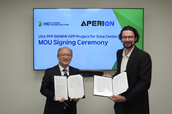 HD Hyundai Marine Solutions recently signed a memorandum of understanding with U.S. energy infrastructure development company AEG (Aperion Energy Group) for the maintenance and repair of power engines for data centers (from left: HD Hyundai Marine Solutions Park Young-eon, Head of AM SOLUTION Division; AEG Aaron Wheeler, Chief Executive Officer)./Photo provided by HD Hyundai
