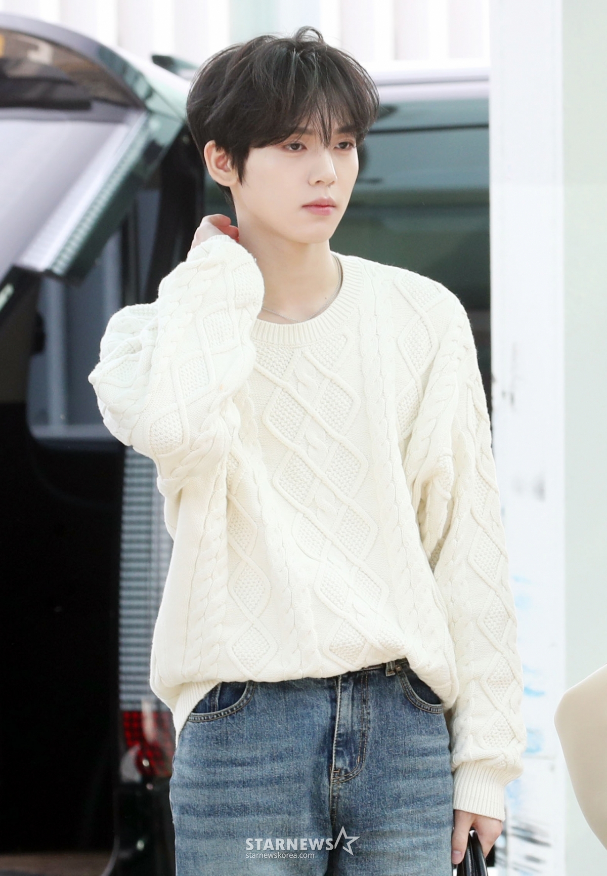 Han Yu-jin of the group ZEROBASEONE is departing through Incheon International Airport on the morning of the 8th for overseas schedules. May 8, 2025 /Photo=Senior reporter Im Seong-gyun