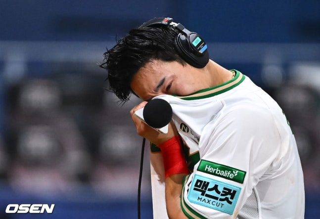Kim Woong-bin rơi nước mắt sau khi trận đấu kết thúc vào ngày 19.