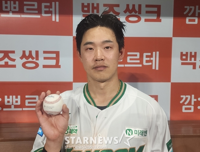 Kim Woong Bin đang cho thấy quả bóng home run mà anh ấy đã đánh. /Ảnh = Phóng viên Park Soo Jin