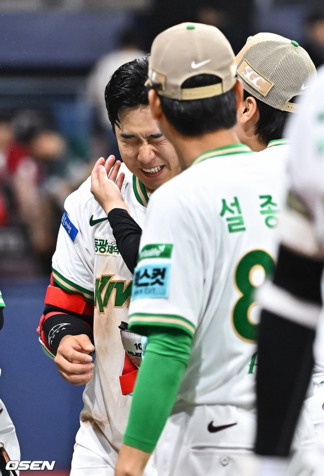 Manager Seol Jong-jin and Kim Woong-bin are sharing a high-five.