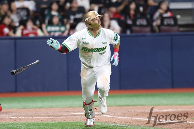 Kim Woong-bin watches a home run ball in the bottom of the 9th inning. /Photo=Kiwoom Heroes