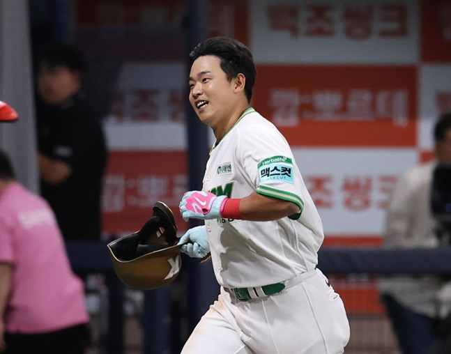 Kim Woong-bin running home immediately after the walk-off home run. /Photo=Kiwoom Heroes