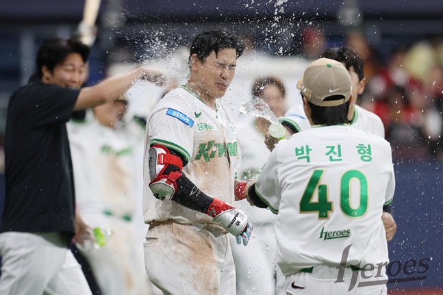 Kim Woong-bin (center) enjoying the joy of the walk-off victory. /Photo=Kiwoom Heroes