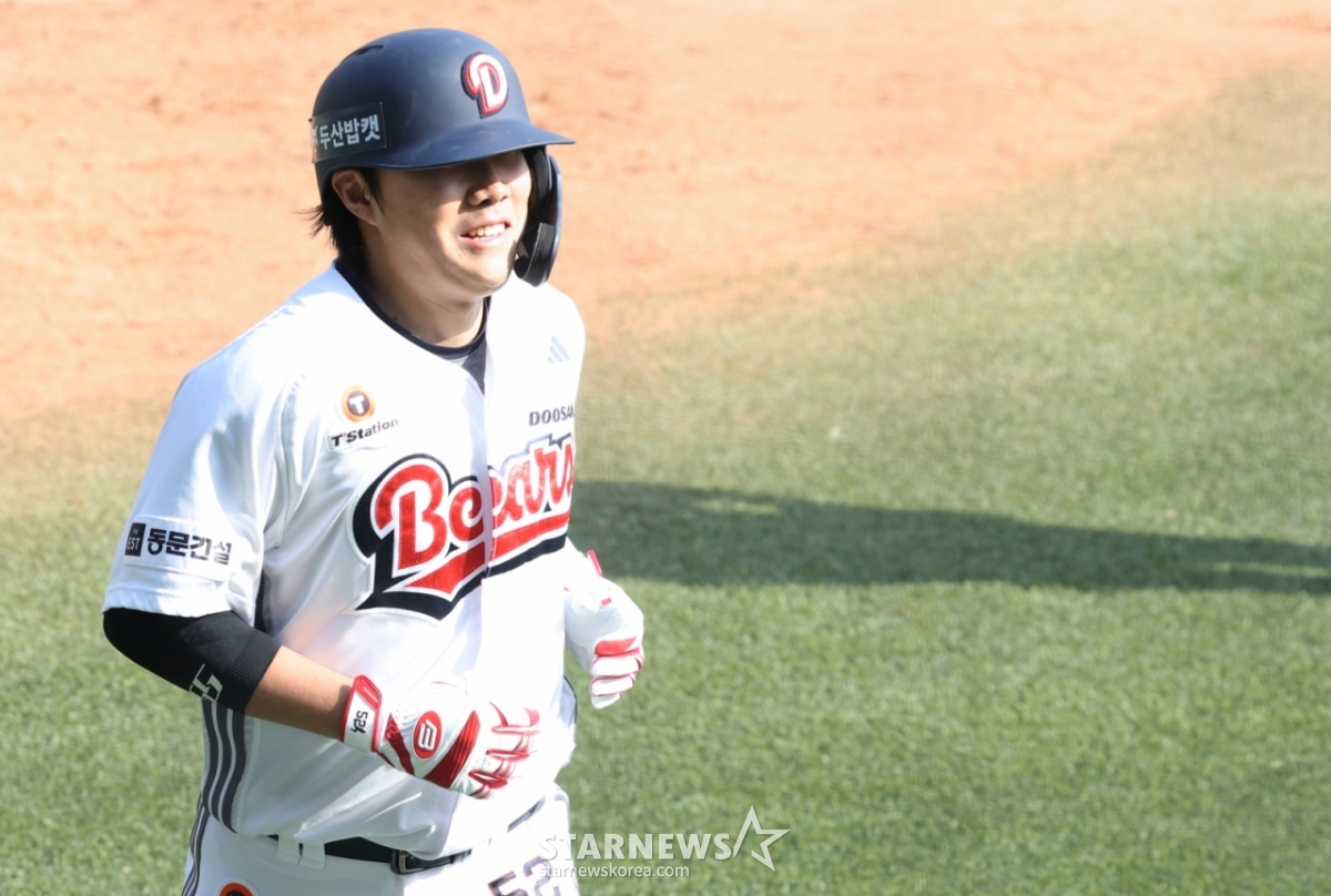 Пак Джун Сун из Doosan Bears направляется домой после того, как 19-го числа прошлого месяца в домашнем матче против KIA Tigers он совершил хоумран слева. /Фото = Ожидание Ким Чжин Гёна