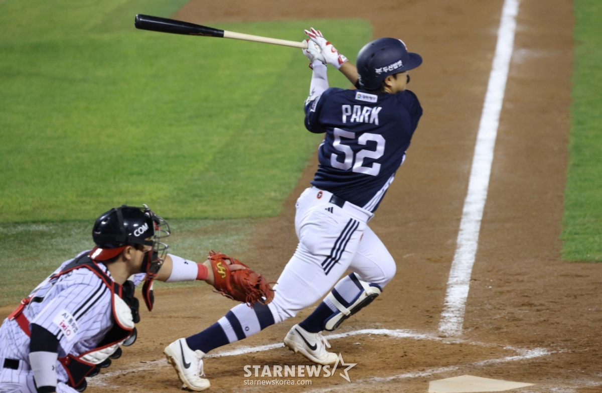 Пак Джун Сун из Doosan Bears делает своевременный удар 7-го числа в матче против LG Twins. /Фото = Ожидание Ким Чжин Гёна