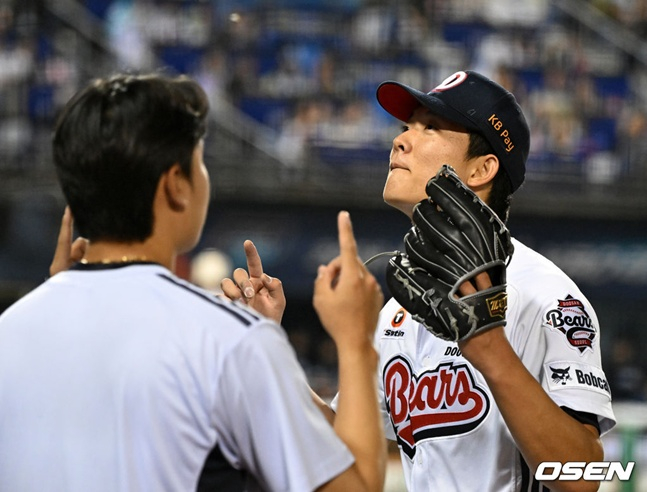 Doosan Bears Choi Min-seok (phải) ăn mừng sau khi bắt đầu trận đấu trên sân nhà với NC Dinos vào ngày 19 và kết thúc hiệp đấu mà không mất điểm nào.