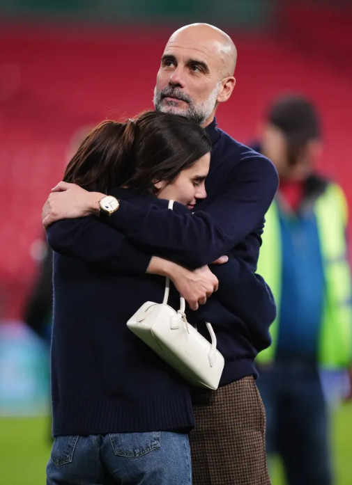 Imagen de Pep Guardiola (derecha) abrazando a su hija. /Foto=The Sun (recortes)