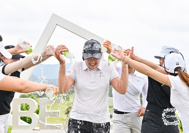 19日，金度希E(中)在"KLPGA 2026茶山Beacha高尔夫&amp;度假村跳跃巡回赛with SBS高尔夫第5场比赛"上夺冠后，正在接受队友们的祝贺。 =照片=KLPGA提供。