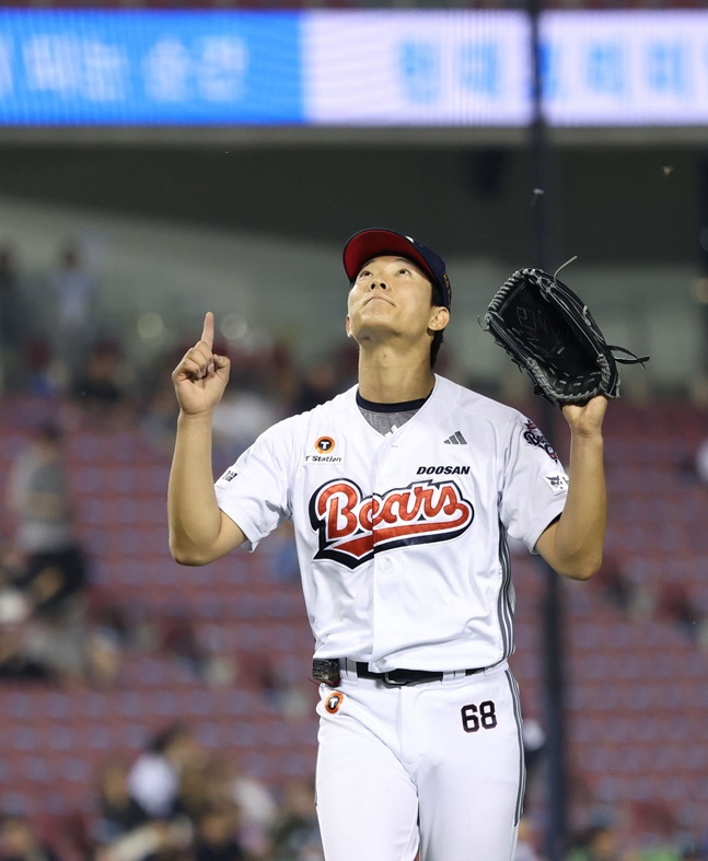 Doosan Bears pitcher Choi Min-seok started against the NC Dinos at Seoul Jamsil Baseball Stadium on the 19th in a 2026 Shinhan SOL KBO League home game, pitching scoreless innings and roaring. /Photo=Doosan Bears