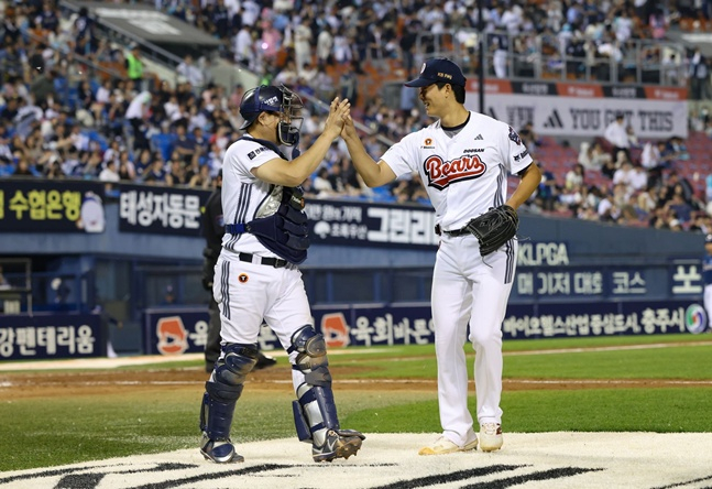 Doosan Bears pitcher Choi Min-seok (right) started against the NC Dinos at Seoul Jamsil Baseball Stadium on the 19th in a 2026 Shinhan SOL KBO League home game, pitching scoreless innings and fielding a ground ball from Yang Eui-ji and Haifa Eub. /Photo=Doosan Bears