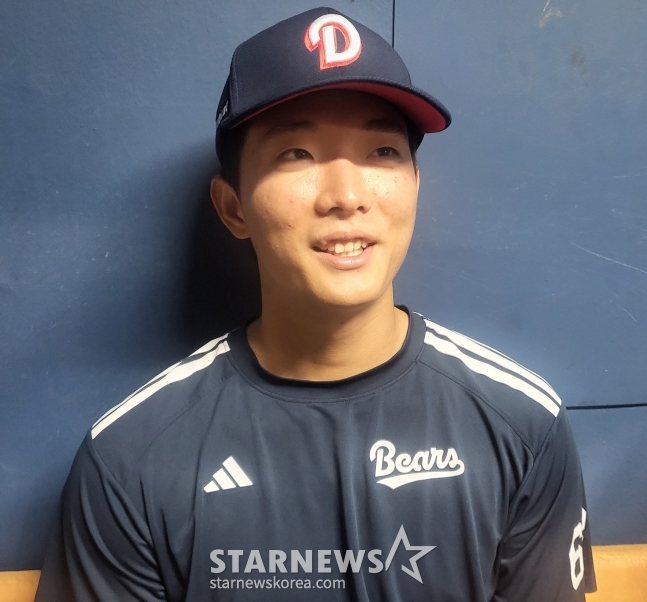 Doosan Bears pitcher Choi Min-seok started against the NC Dinos at Seoul Jamsil Baseball Stadium on the 19th in a 2026 Shinhan SOL KBO League home game, securing a win, and is being interviewed by Choo Chae-jin. /Photo=Reporter An Ho-geun