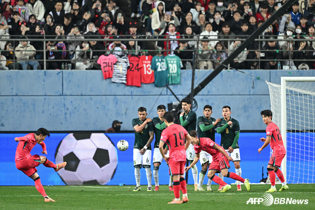 Son Heung-min (left) taking a free kick. /AFPBBNews=NEWS1