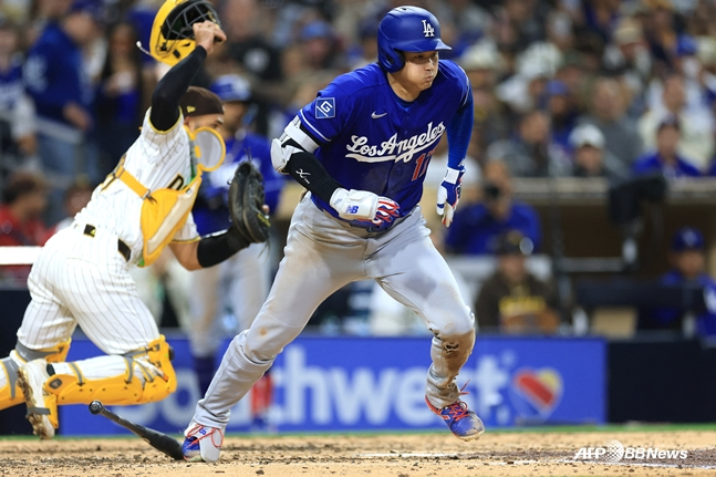 Shohei Ohtani at bat in the bottom of the sixth inning with one out and a runner on first, while the Dodgers trail 0-1. /AFPBBNews=NEWS1