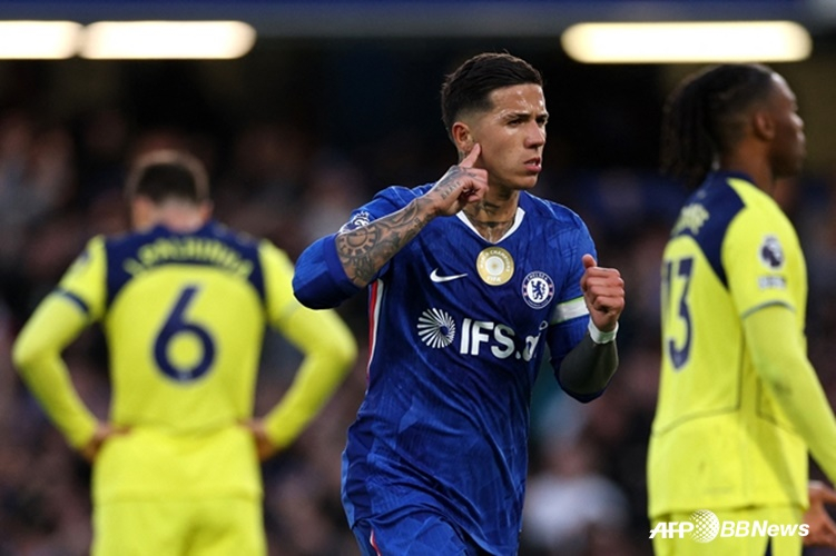 Энцо Фернандес проводит церемонию гола в 37 раунде EPL сезона 2025-2026 годов на Стэмфорд Бридж, Лондон, Англия, 20-го числа (по корейскому времени). /AFPBBNews =Новости 1