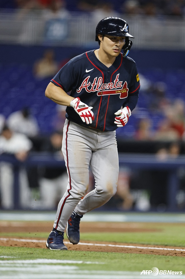 Kim Ha-seong of the Atlanta Braves started at shortstop and batted ninth in the road game against the Miami Marlins at LoanDepot Park in Miami, Florida, USA, on the 20th during the 2026 Major League Baseball (MLB) season. He drew a walk in the bottom of the 8th inning and advanced to first base. /AFPBBNews=NEWS1