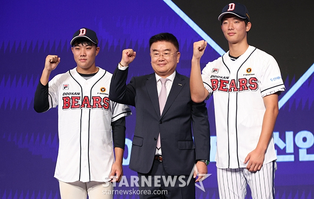 At the 2025 Rookie Draft held in September 2024, Doosan's first-round pick Park Jun-soon (from left), General Manager Kim Tae-yong, and second-round pick Choi Min-seok pose for a commemorative photo. /Photo=Chief correspondent Kim Jin-kyung