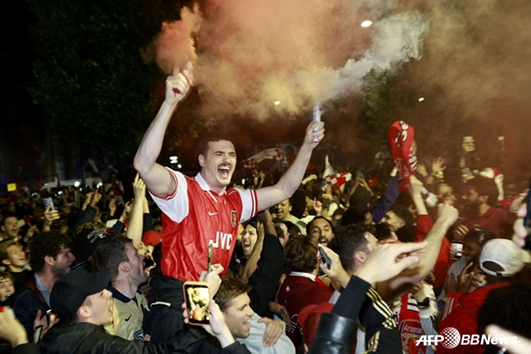 Arsenal fans celebrating. /AFPBBNews=NEWS1