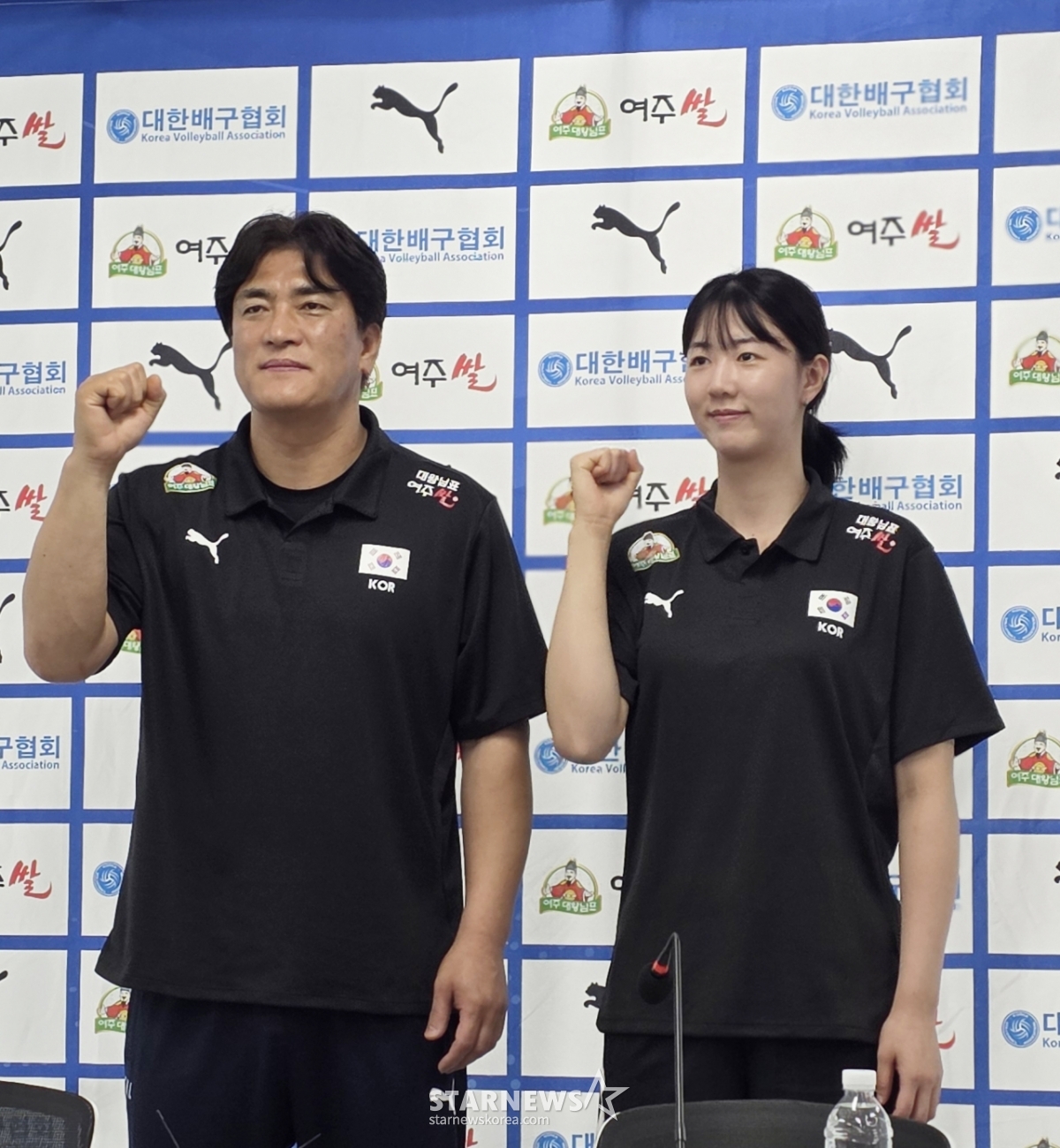 20日、ソウル松坡区（ソンパグ）のオリンピック会館で開かれた2026韓国男女バレーボール代表チーム監督の記者会見に出席したチャ·サンヒョン（左）女子代表チーム監督と主将のカン·ソフィ。 /写真=キム·ミョンソク記者