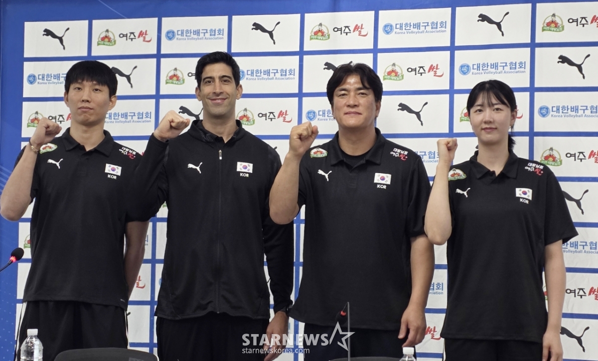 20日、ソウル松坡区（ソンパグ）のオリンピック会館で開かれた2026韓国男女バレーボール代表チーム監督記者会見に出席した男子代表チーム主将のファン·テクウィ（左から）、イサナエ·ラミレス男子代表チーム監督、チャ·サンヒョン女子代表チーム監督、女子代表チーム主将のカン·ソフィ。 /写真=キム·ミョンソク記者