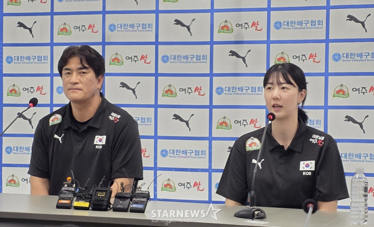 20日、ソウル松坡区（ソンパグ）のオリンピック会館で開かれた2026韓国男女バレーボール代表チーム監督の記者会見に出席したチャ·サンヒョン（左）女子代表チーム監督と主将のカン·ソフィ。 /写真=キム·ミョンソク記者