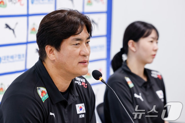 Women's national team head coach Cha Sang-hyun and captain Kang So-hwi answer reporters' questions at a press conference for the 2026 South Korean men's and women's national volleyball teams held at the Olympic Hall in Songpa-gu, Seoul, on the afternoon of the 20th. /Photo=NEWS1