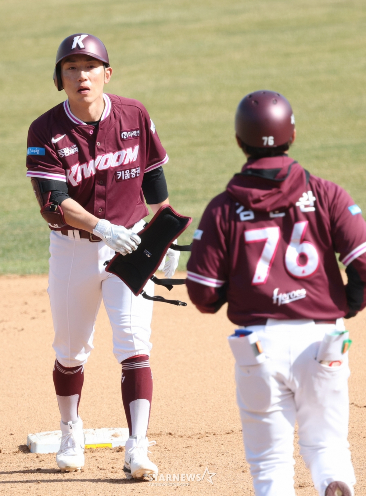 The KT Wiz vs. Kiwoom Heroes exhibition game of the 2026 Shinhan SOL Bank KBO League was held on the 19th at Suwon KT Wiz Park. After hitting a go-ahead, two-run double with no outs in the bottom of the eighth inning with runners on first and third, Kiwoom's Seo Geon-chang is seen catching his breath. /Photo=Senior reporter Kim Jin-kyung kim.jinkyung@