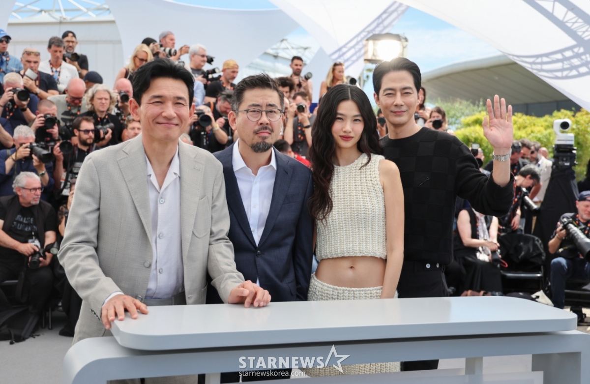 （カン=ニュース1）イ·ジュンソン特派員=第79回カンヌ国際映画祭が開かれている18日（現地時間）、フランス南部の小都市カンパレ·デ·フェスティバル（Palais des Festivals）で開かれた競争部門進出作「ホープ」のフォトコールで俳優ファン·ジョンミン、ナ·ホンジン監督、チョン·ホヨン、チョ·インソンがポーズを取っている。 2026.5.18/ニュース1 Copyright © ニュース1. All rights reserved。無断転載及び再配布、AI学習利用禁止。 /写真=（カーン=ニュース1）李ジュンソン特派員