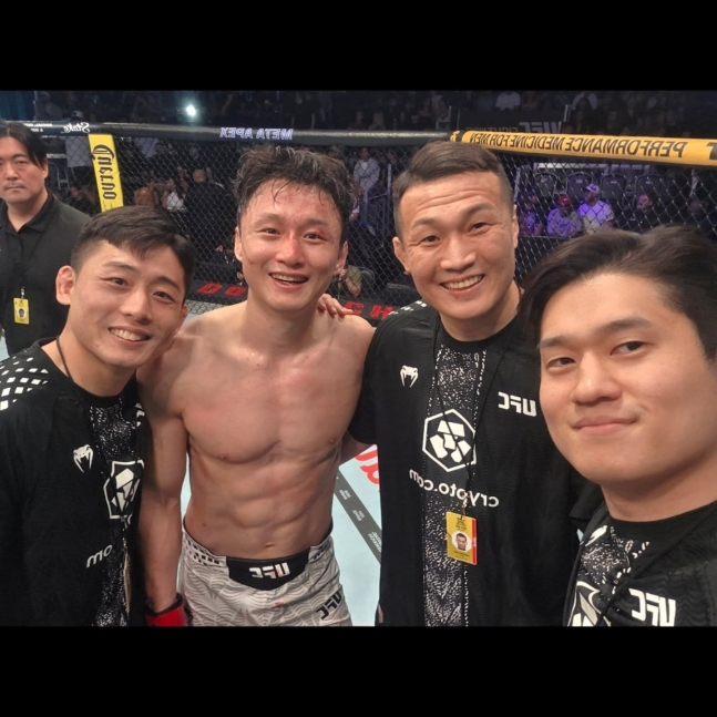 17日，崔斗浩（左二）在TKO战胜丹尼尔•桑托斯后，正与郑灿成（左三）等队友合影留念。 =照片=崔斗浩通过官方SNS公开亮相。