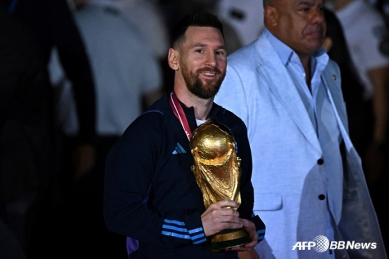 W杯優勝トロフィーを手にしたリオネル·メッシ。 /AFPBBNews=ニュース1