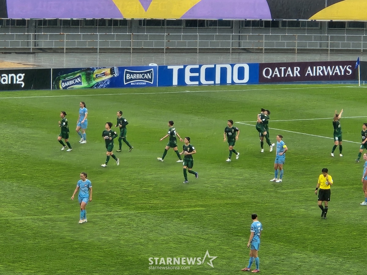 Tokyo Verdy Beleza (in green uniforms) celebrates after scoring their third goal against Melbourne City FC. /Photo=Reporter Park Geon-do