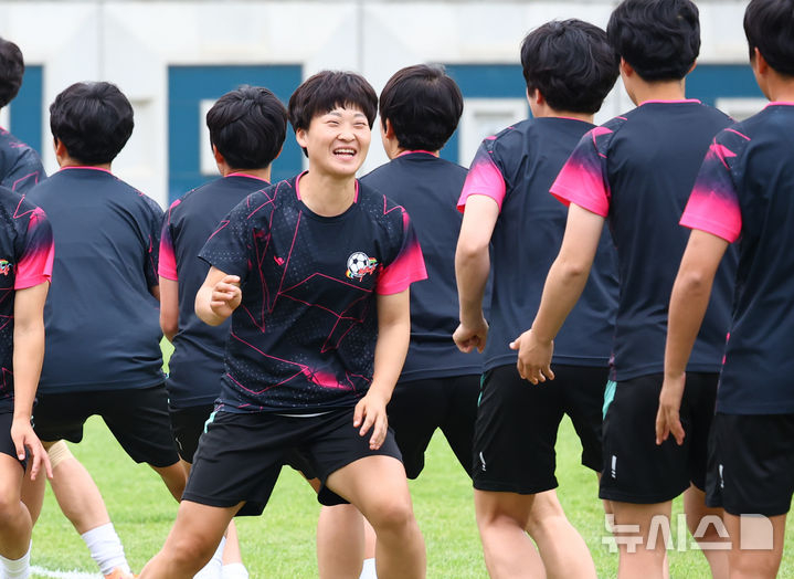 La capitana del equipo de fútbol femenino de su tierra natal, Kim Kyung-yeong, sonríe durante el entrenamiento. /Foto=NEWSIS