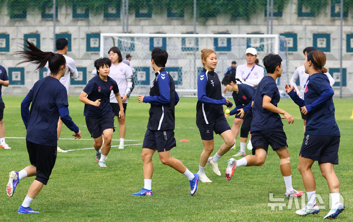 El equipo femenino de Suwon FC entrena antes del partido contra el equipo femenino de Nae-hyang. /Foto=NEWSIS