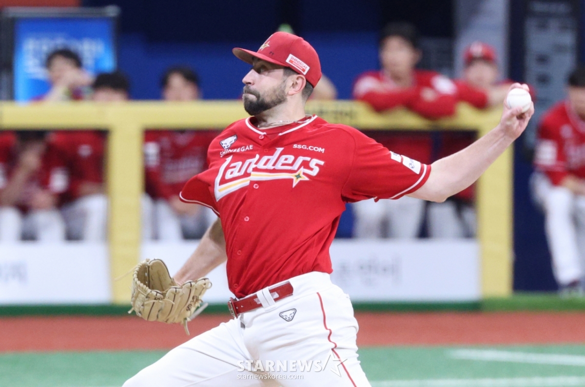 Trận đấu giữa đội bóng chày chuyên nghiệp Shinhan SOL KBO League Kirum Heroes và SSG Landers đã được tổ chức tại Gocheok Sky Dome, Seoul vào ngày 20. Beniziano, người bắt đầu SSG, đang ném bóng ngược lại. /Ảnh = Kim Jin Kyung Kim. Jin Kyung@