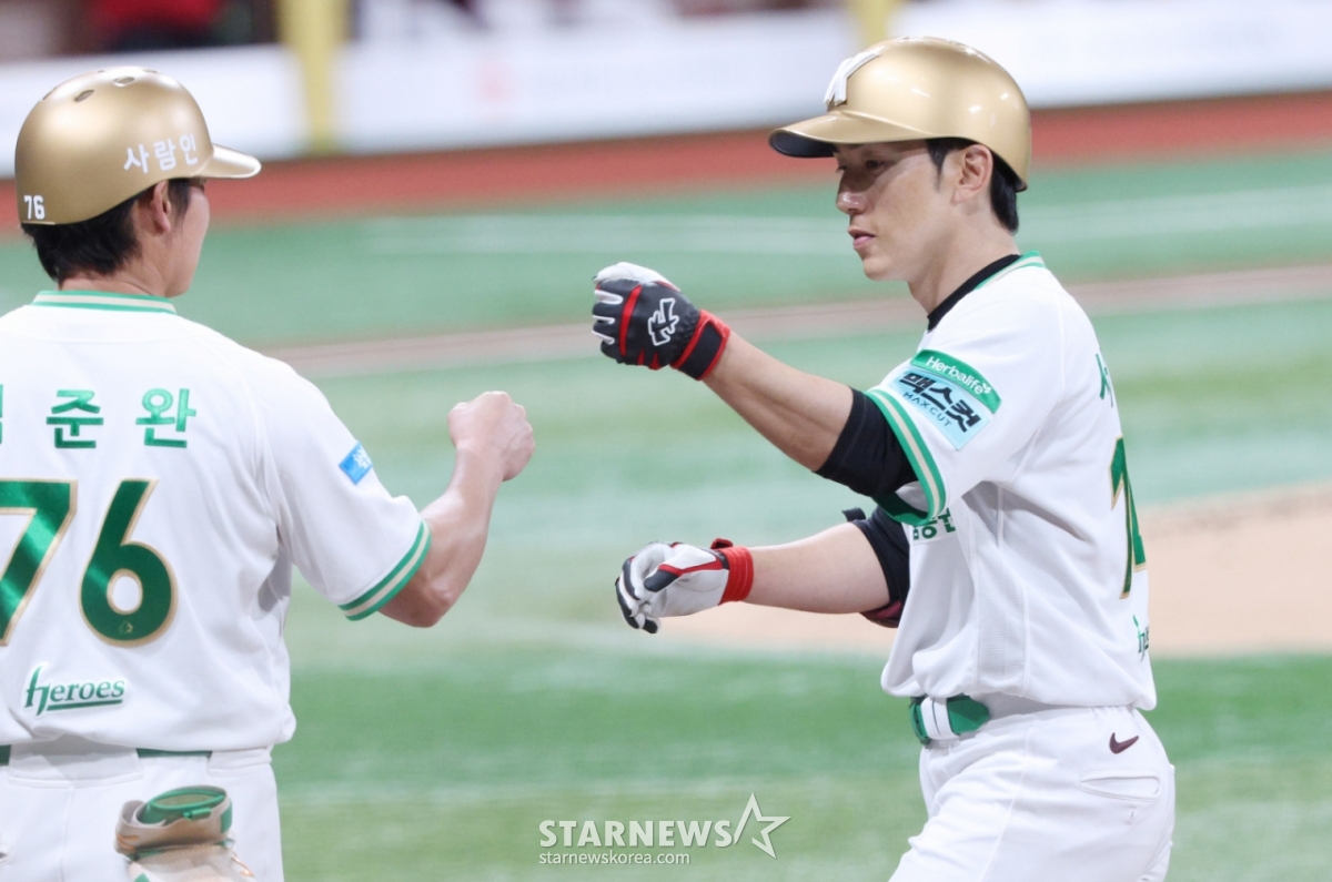 Trận đấu giữa đội bóng chày chuyên nghiệp Shinhan SOL KBO League Kirum Heroes và SSG Landers đã được tổ chức tại Gocheok Sky Dome, Seoul vào ngày 20. Kium Seo Geon-chang đang chào đón huấn luyện viên Kim Jun-wan sau khi đánh một cú đánh trúng bóng trung bình ở cuối hiệp 5. /Ảnh = Kim Jin Kyung Kim. Jin Kyung@