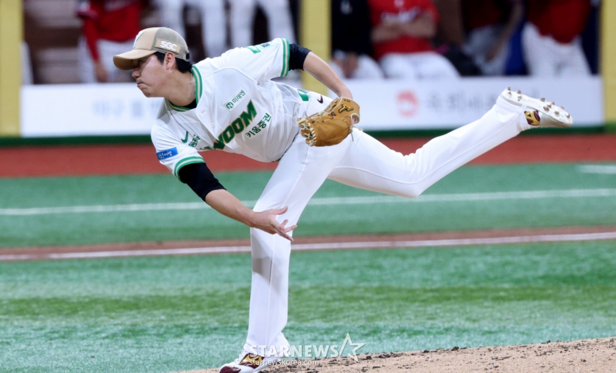 Trận đấu giữa đội bóng chày chuyên nghiệp Shinhan SOL KBO League Kirum Heroes và SSG Landers đã được tổ chức tại Gocheok Sky Dome, Seoul vào ngày 20. Ha Young Min người bắt đầu nuôi dưỡng đang ném bóng ngược lại. /Ảnh = Kim Jin Kyung Kim. Jin Kyung@