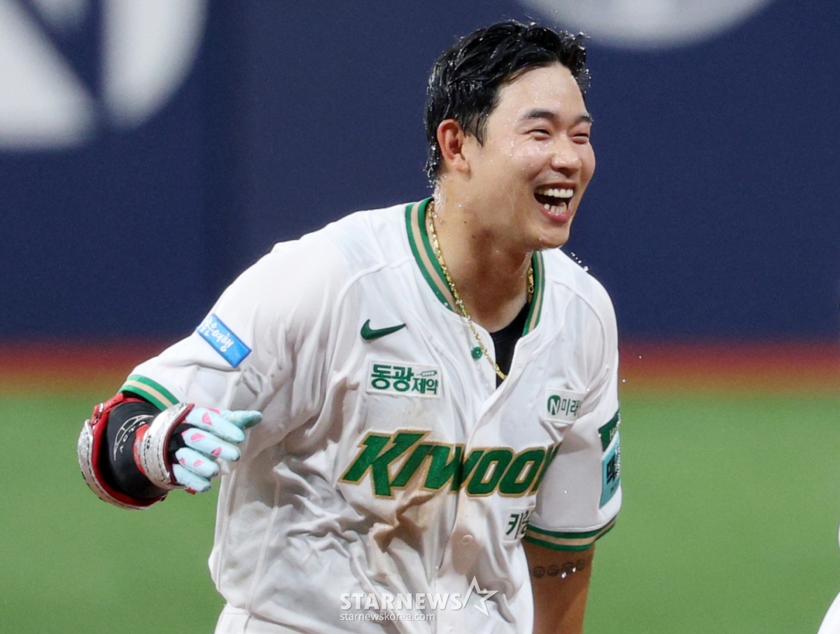 Trận đấu giữa đội bóng chày chuyên nghiệp Shinhan SOL KBO League Kirum Heroes và SSG Landers đã được tổ chức tại Gocheok Sky Dome, Seoul vào ngày 20. Kim Woong-bin của Kirum đang vui mừng cùng các đồng nghiệp sau khi đánh một cú đánh kết thúc ở chốt gôn 1, 2 với 2 người ở cuối hiệp 9. /Ảnh = Kim Jin Kyung Kim. Jin Kyung@