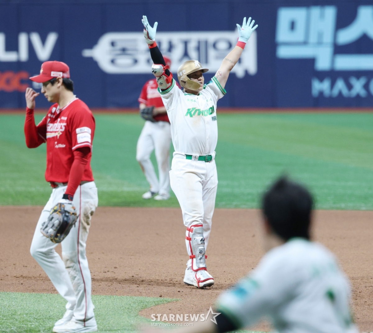 Trận đấu giữa đội bóng chày chuyên nghiệp Shinhan SOL KBO League Kirum Heroes và SSG Landers đã được tổ chức tại Gocheok Sky Dome, Seoul vào ngày 20. Kim Woong-bin của Kirum đang hoan hô sau khi có một cú đánh kết thúc ở chốt gôn 1, 2 với 2 người ở cuối hiệp 9. /Ảnh = Kim Jin Kyung Kim. Jin Kyung@