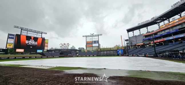 野球を妬むように春雨が20日、ハンファ·イーグルスとロッテ·ジャイアンツの試合が予定されている大田(テジョン)ハンファ生命ボールパークを潤す中、大型防水砲が内野を保護している。 ハンファ-ロッテの20日の試合は雨天中止となった。 /写真=姜永祚(カン·ヨンジョ)先任記者