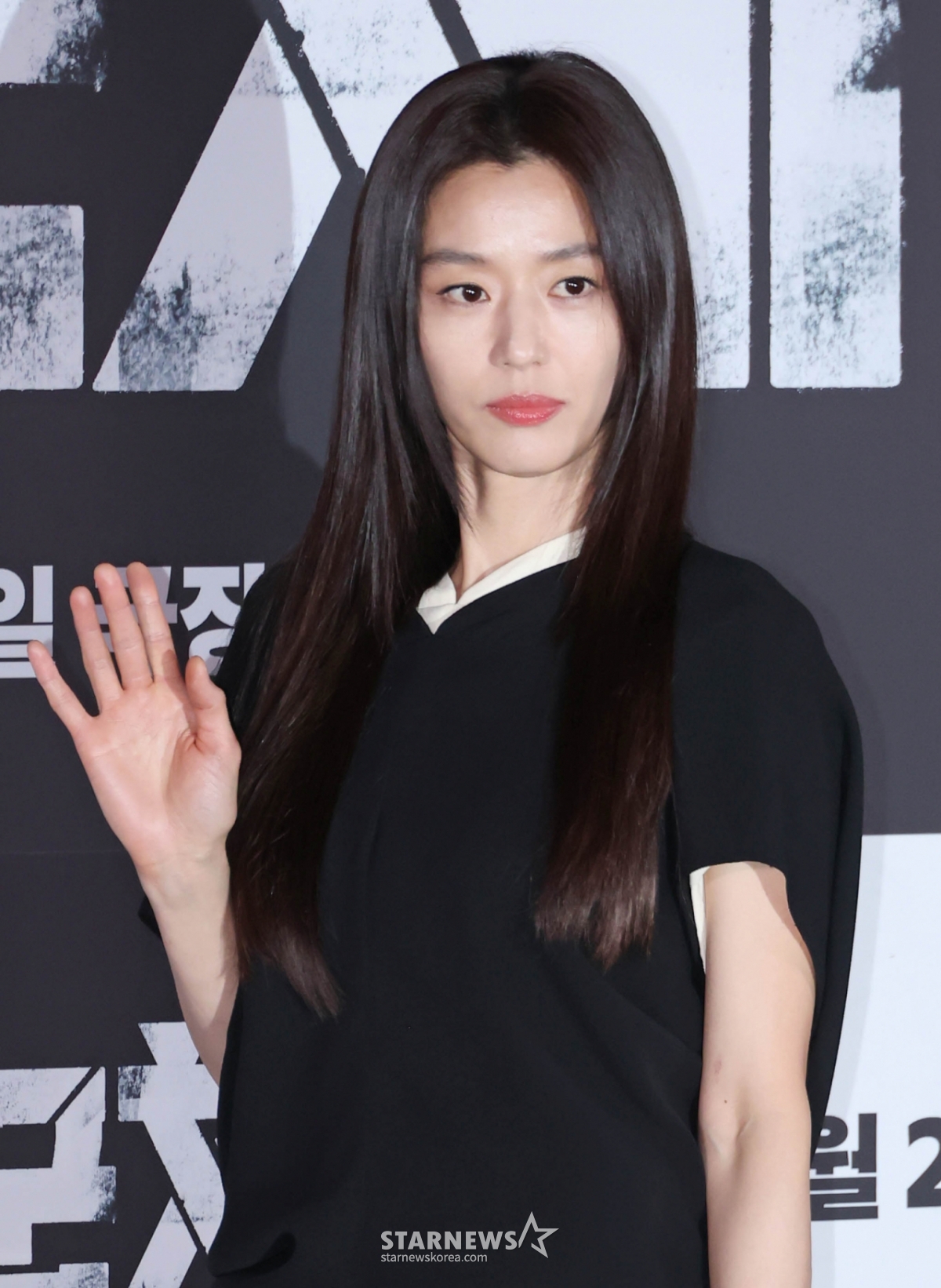 'COLONY' actress Jeon Ji-hyun poses at a press screening for the film 'COLONY' (directed by Yeon Sang-ho) held at Seoul CGV Yongsan i-Park Mall on the afternoon of the 20th. /2026.05.20 /Photo=Senior reporter Lee Dong-hoon photoguy@