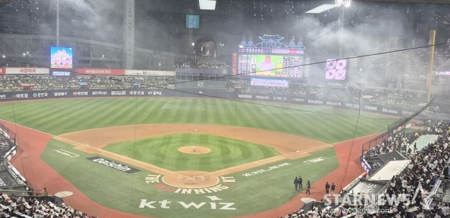 Smoke was seen entering Suwon KT Wiz Park during the KT-Lotte game on the 6th. /Photo=Reporter Shin Hwa-seop
