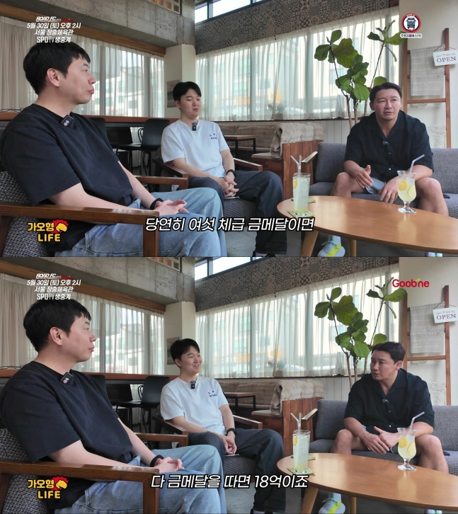 Jeong Moon-hong (right), President of the Korean MMA General Association, promised to award each 2026 Aichi-Nagoya Asian Games gold medalist 300 million won, with a maximum total reward of 1.8 billion won. /Photo=Road FC