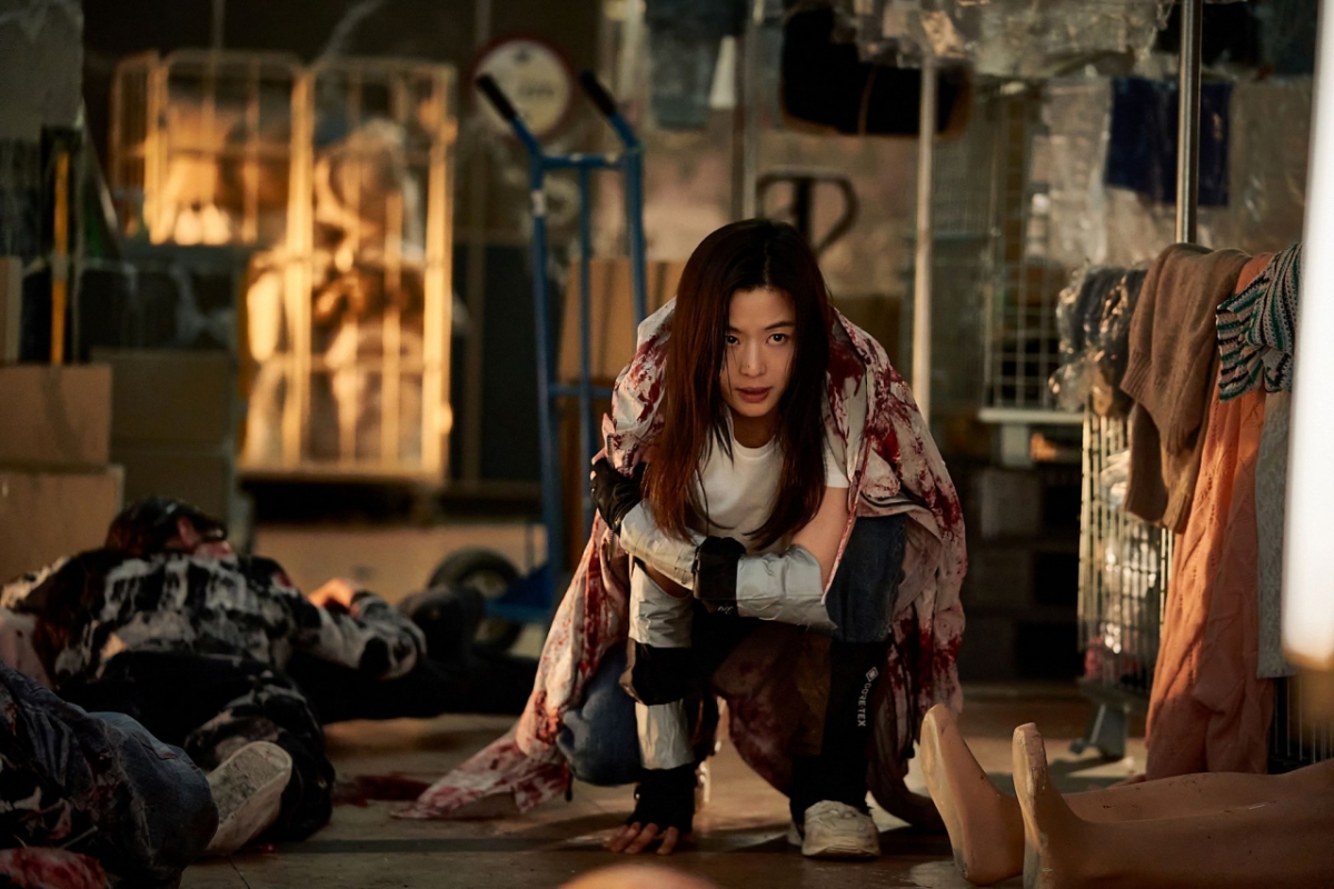 Ji-yeon, que regresa a la pantalla grande después de 11 años con 'Colonia', asume el papel central de la película como líder del grupo de supervivientes. Gracias a su fría razón y capacidad de juicio para leer los patrones de comportamiento de los infectados, el público también puede comprender más fácilmente las características de los zombies y sumergirse en la historia.