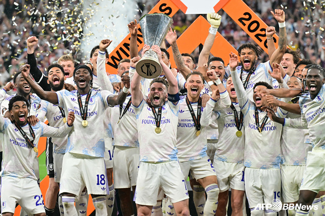 /Photo=Aston Villa's victory ceremony. /AFPBBNews=NEWS1