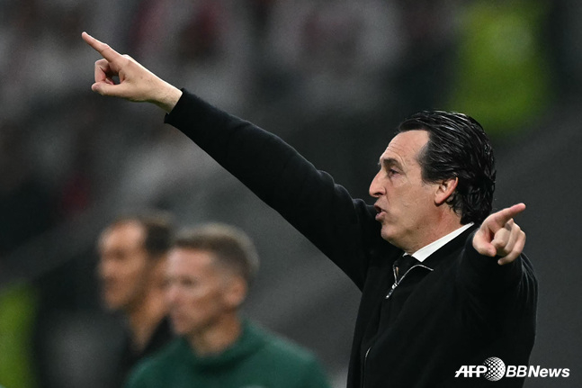 /Photo=Unai Emery manager giving instructions to players. /AFPBBNews=NEWS1