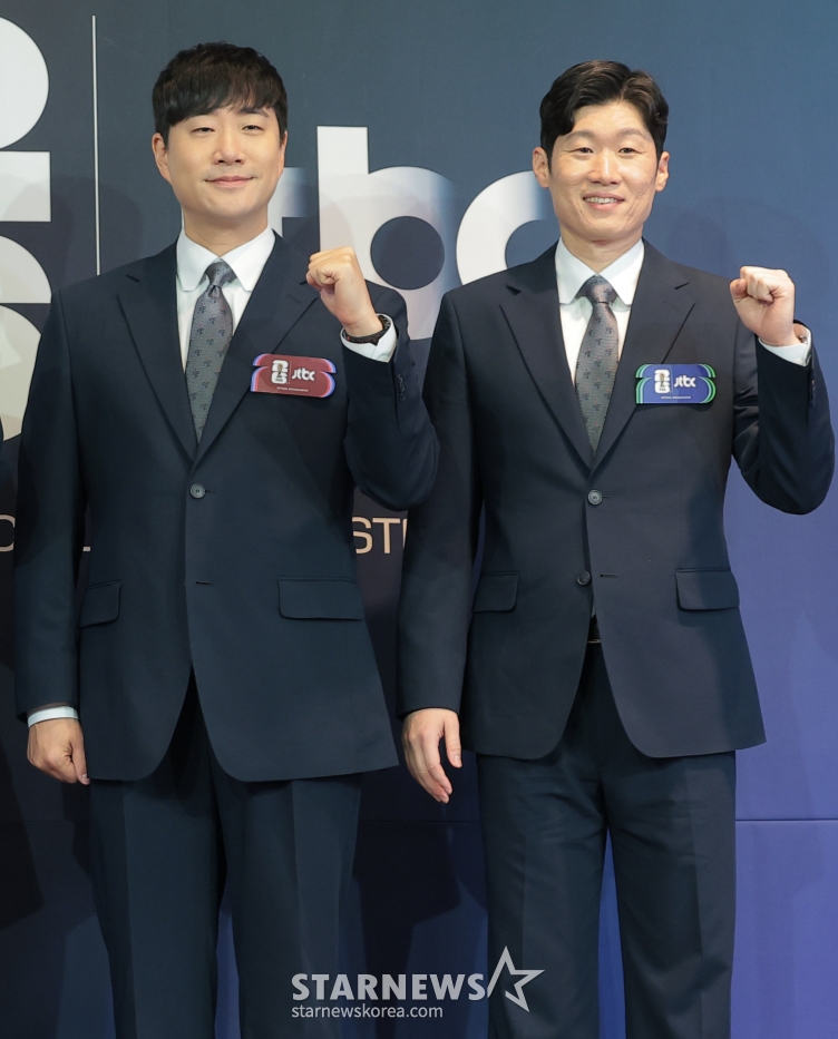 (首尔=新闻1)权铉辰记者=解说员金焕(左起)和解说员裴成宰、朴智星21日出席在首尔中区大使富尔曼酒店举行的JTBC"2026 FIFA北中美世界杯"记者见面会,并摆出造型,供记者们拍照。 2026.5.21/新闻1 Copyright©新闻1. Allrights reserved.禁止擅自转载和重新发布,禁止使用AI学习。 =照片=(首尔=新闻1)权铉辰。